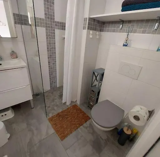 Maison Au Bord De *